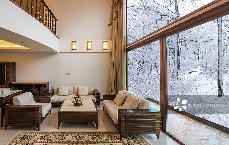 冬季别墅窗外的雪景图片素材