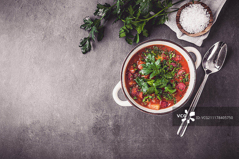 土豆炖牛肉汤和意大利腊肠图片素材
