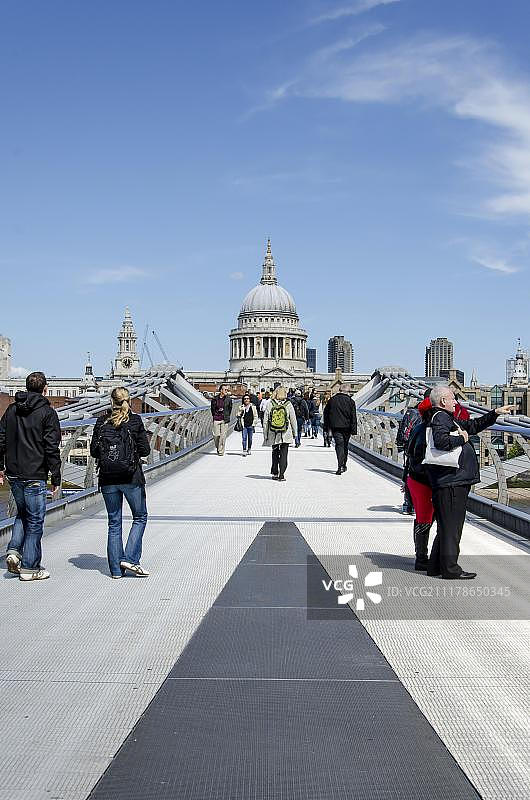 千禧桥和圣保罗大教堂在伦敦，英格兰南部，英格兰，英国，欧洲图片素材