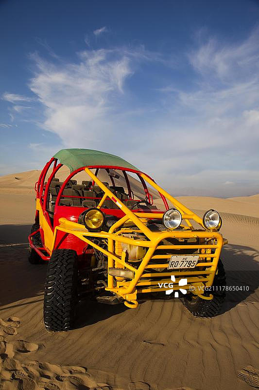 南美秘鲁伊卡地区瓦卡奇纳附近沙漠中的沙丘车图片素材