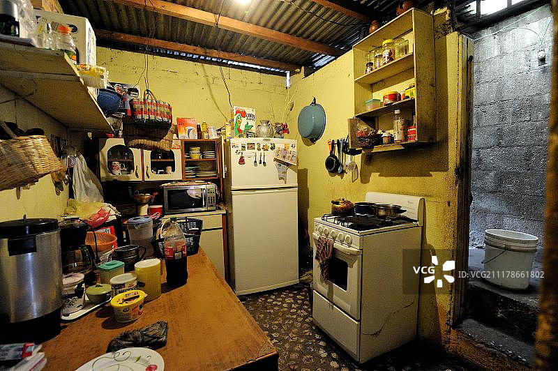 中美洲，危地马拉，危地马拉市，El Esfuerzo贫民窟，一个贫穷社区简陋的厨房图片素材