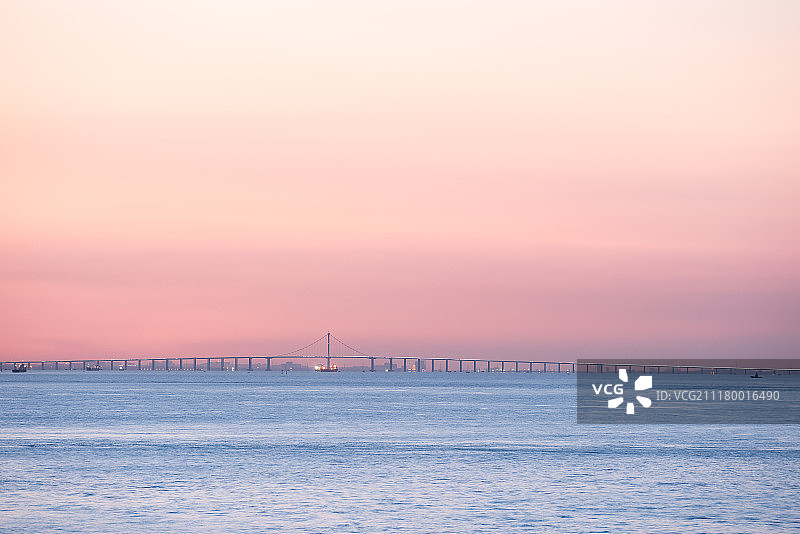 夕阳下的青岛胶州湾跨海大桥图片素材