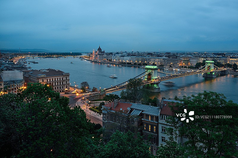 布达佩斯狮子桥的夜景图片素材
