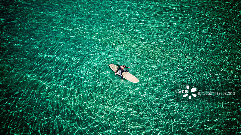 加利西亚一个冲浪者女孩的鸟瞰图图片素材