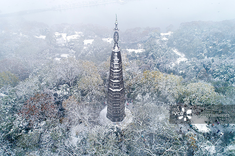航拍杭州 冬雪下的宝石山 保俶塔图片素材