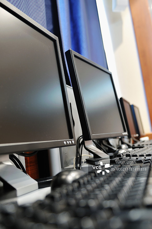 全新的TFT显示器电脑，在学校现代化的教室里图片素材