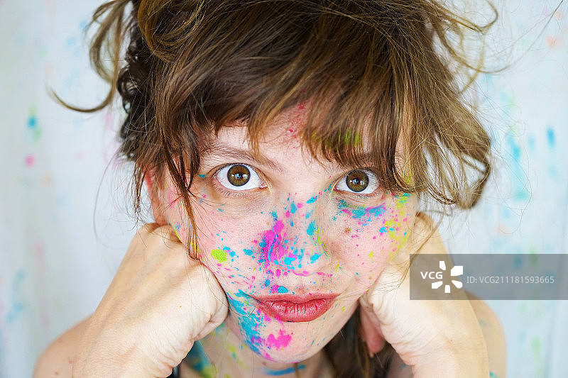 年轻漂亮的女人，脸上涂着油彩图片素材