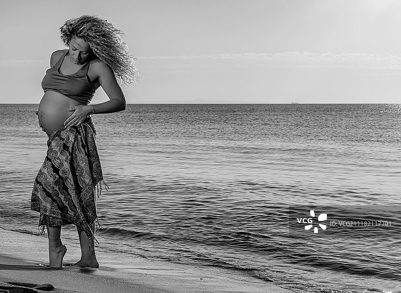 孕妇站在沙滩上图片素材