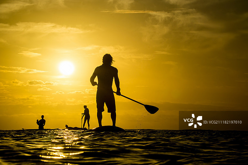 日落时划桨冲浪图片素材