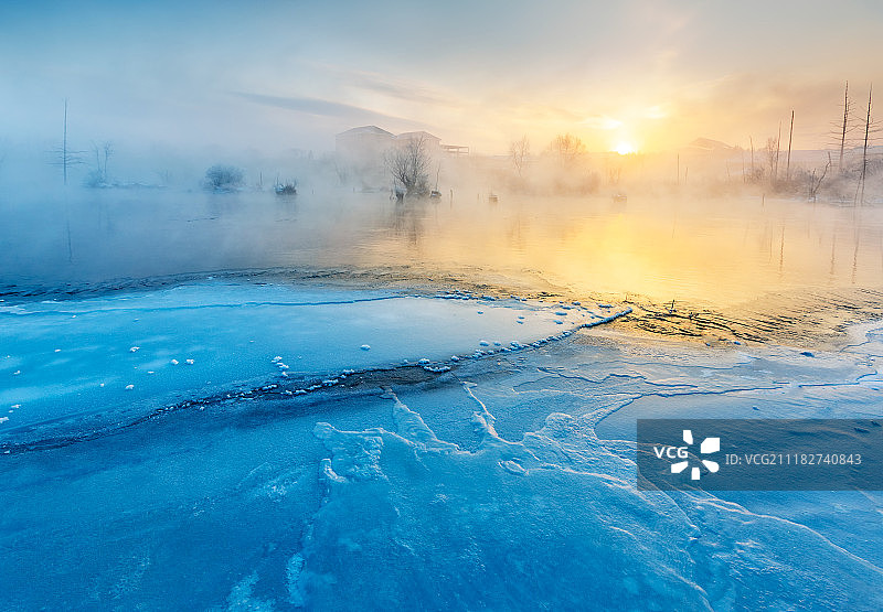 吉林长白山蓝色冰面日出时分的雾景图片素材