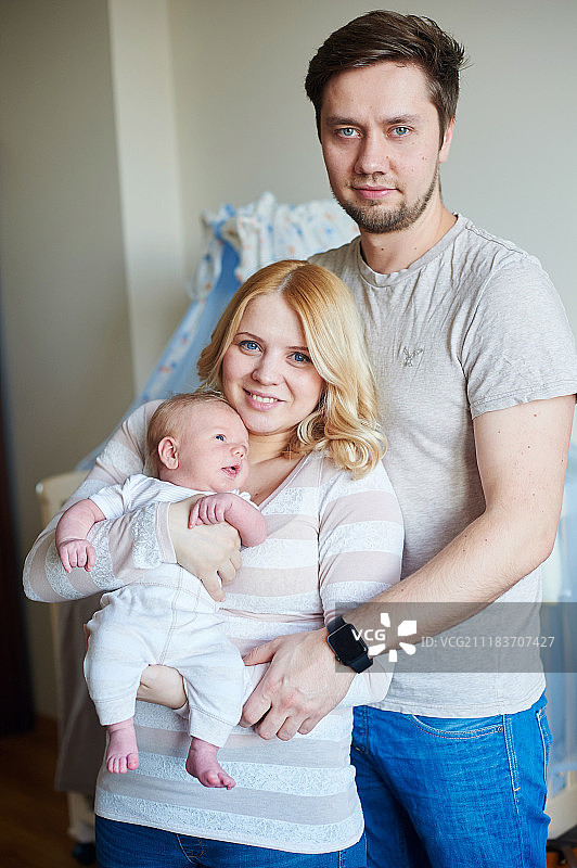 年轻夫妇和儿子的肖像图片素材