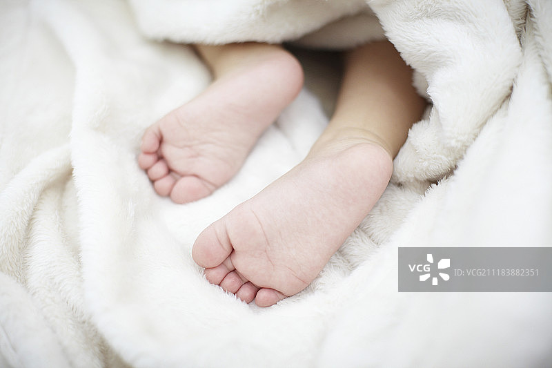 婴儿脚在毯子上的照片图片素材