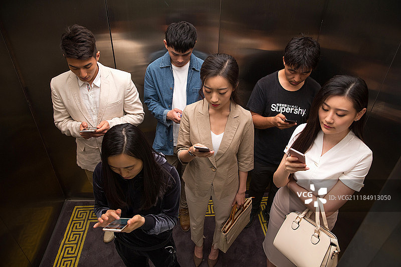 商务青年男女乘电梯图片素材