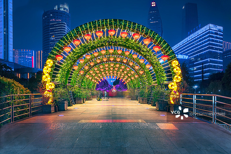 新年期间的重庆观音桥商圈灯饰夜景图片素材
