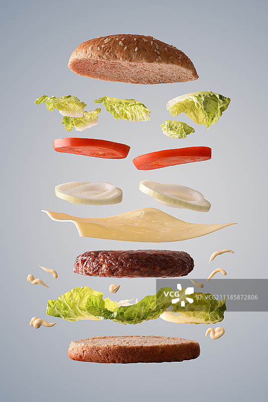 经典牛肉汉堡与洋葱漂浮在灰色背景图片素材