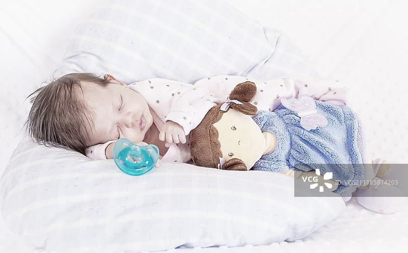 婴儿和洋娃娃睡觉图片素材