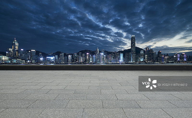 云景下的香港CBD摩天大楼繁华夜景和广场地面图片素材