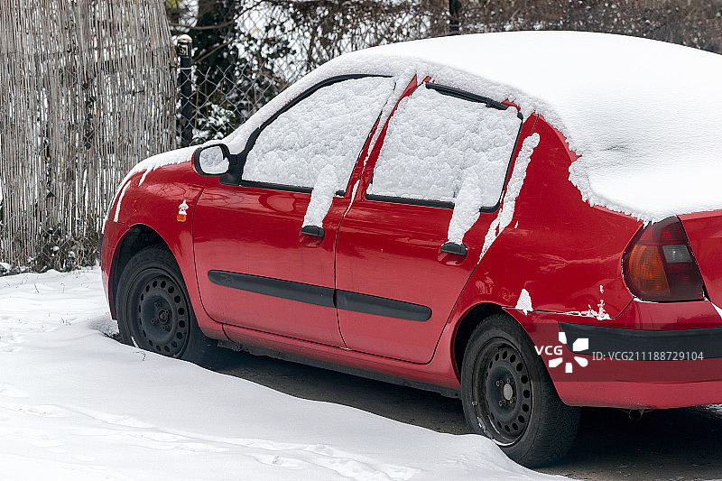 红色的车被雪覆盖着图片素材