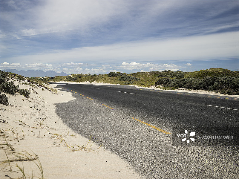 后板显示在南非开普敦的沙滩海岸景色的柏油路图片素材