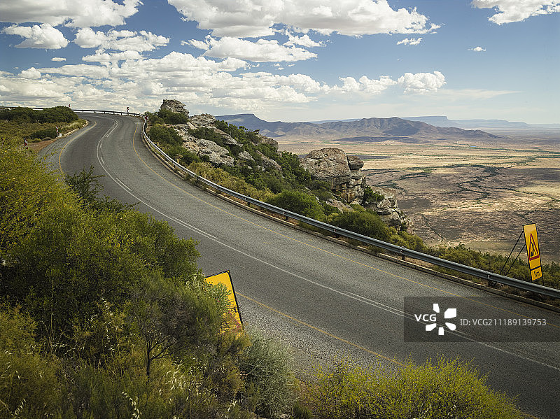 后板显示山路俯瞰广阔的开普敦，南非图片素材
