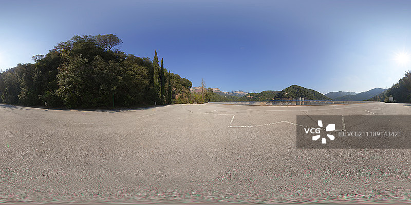 360掳 HDRI showing an asphalt road on top of a dam in the mountains in Spain图片素材