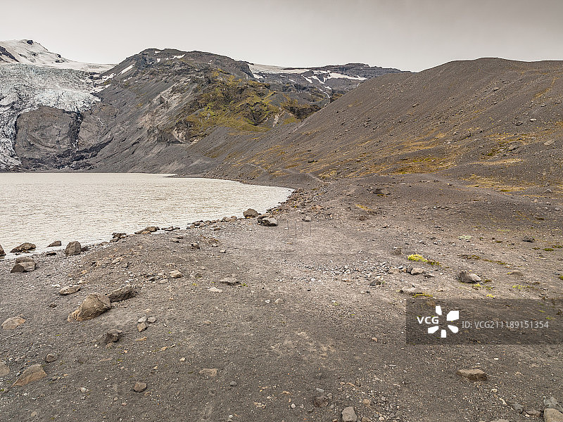 后板显示冰岛冰川附近的岩石和干旱地区图片素材