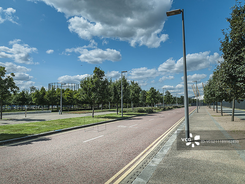 背板显示红色道路两旁的树木在伦敦，英国图片素材