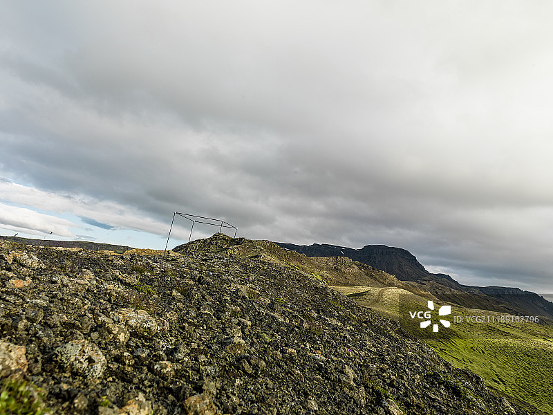 后板显示了冰岛的岩石和丘陵景观图片素材