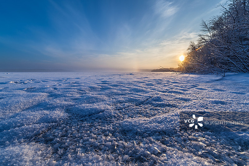 日出在冰湖冬季景观图片素材