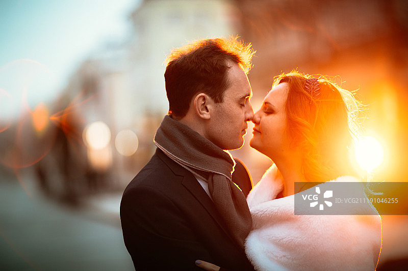 灯笼街背景上的年轻夫妇图片素材