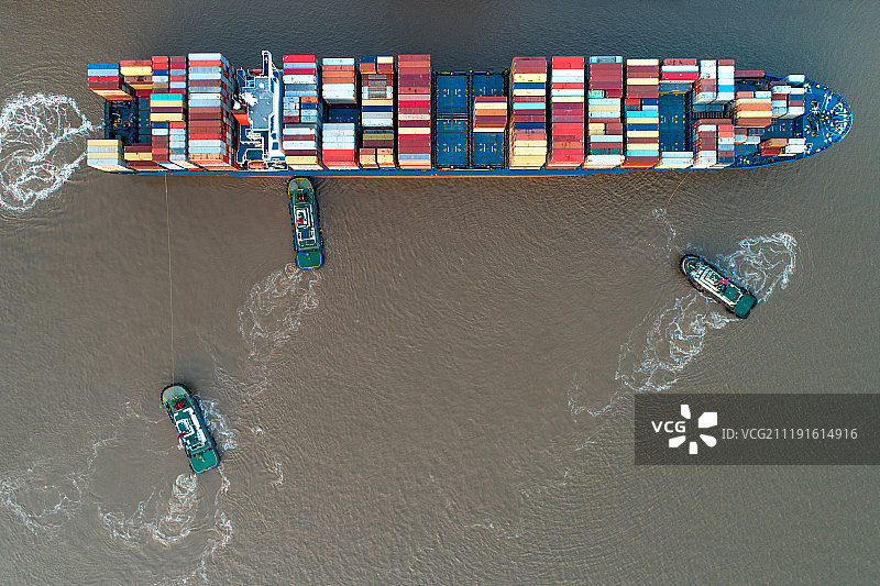 航拍 上海洋山港 货轮停泊图片素材