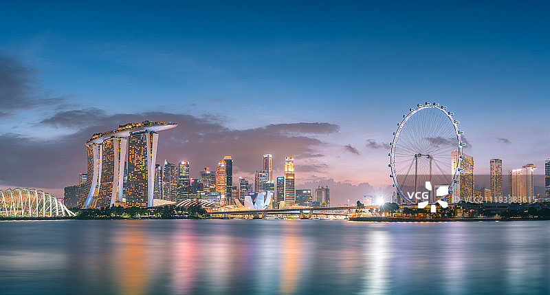 繁荣的新加坡城市夜景图片素材