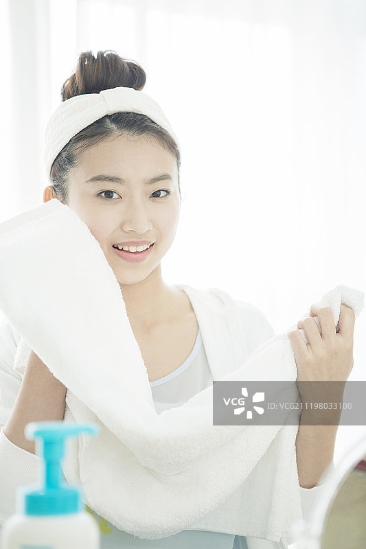 年轻女子在洗脸图片素材