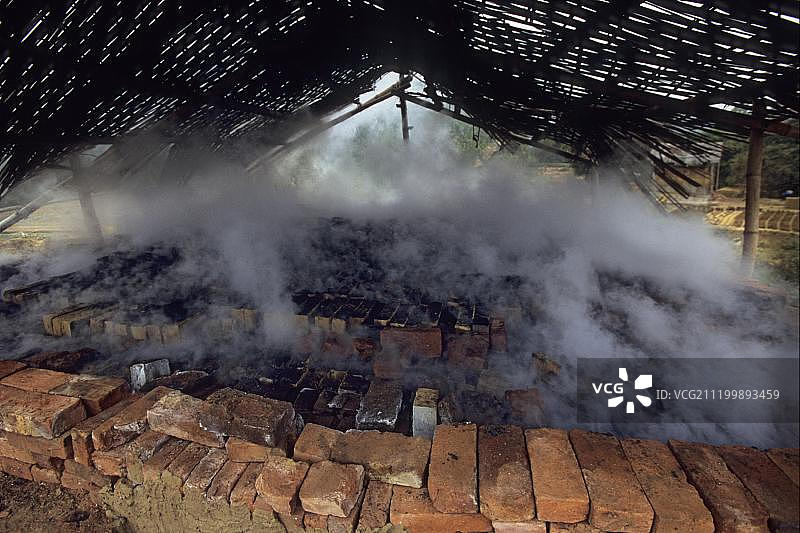 东南亚越南太阮省制砖、烧煤烧砖窑图片素材