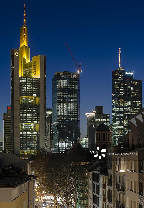 黄昏的天际线，Comerzbank Tower, Main Tower和新的Bjarke Ingels摩天大楼，市中心，法兰克福，黑森，德国，欧洲图片素材