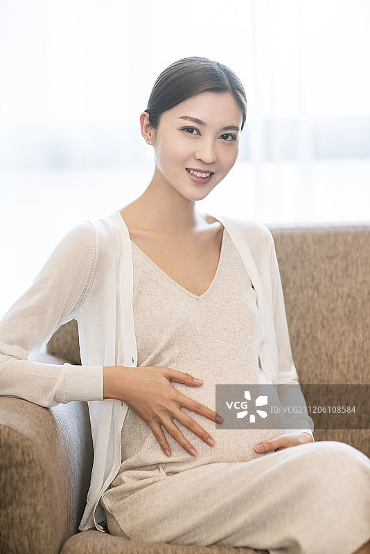 年轻孕妇在家休息图片素材