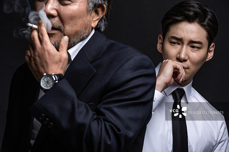 韩国人，男性，老年人，中年，吸烟，二手烟，气味图片素材
