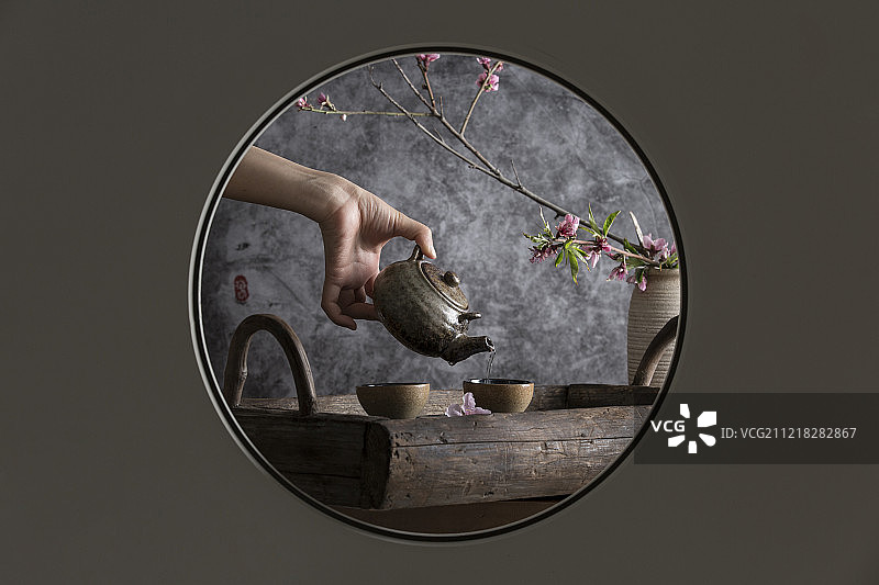 中式圆窗透景创意-中国茶道图片素材