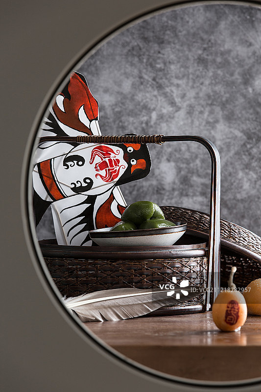中式圆窗透景创意-青团、风筝、枇杷和篮子静物图片素材