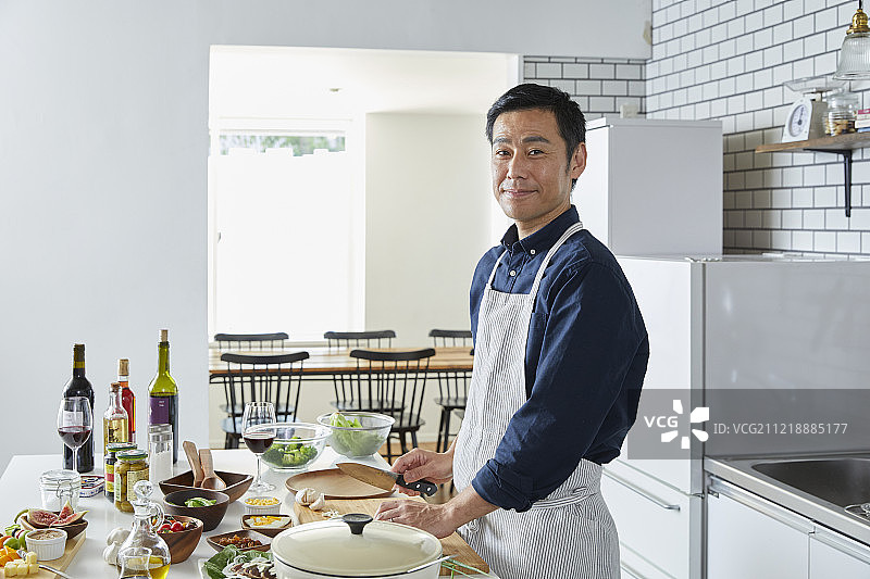 日本成熟男人在厨房里图片素材