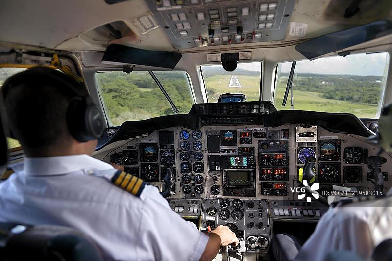 降落，飞行员和副驾驶控制双引擎螺旋桨飞机英国航空公司喷气流3200,La Isabela国际机场JBQ，圣多明各，多米尼加共和国，中美洲图片素材