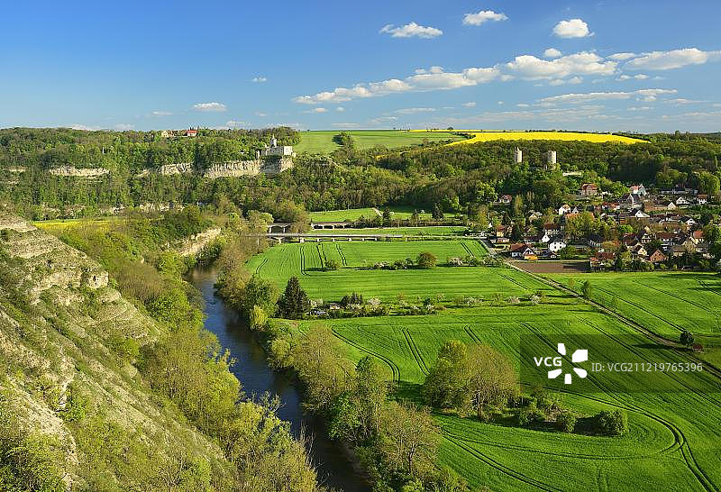 Saale河，村庄Saaleck，城堡废墟Rudelsburg和Saaleck, Saale山谷附近的坏科森，萨克森-安哈尔特，德国，欧洲图片素材