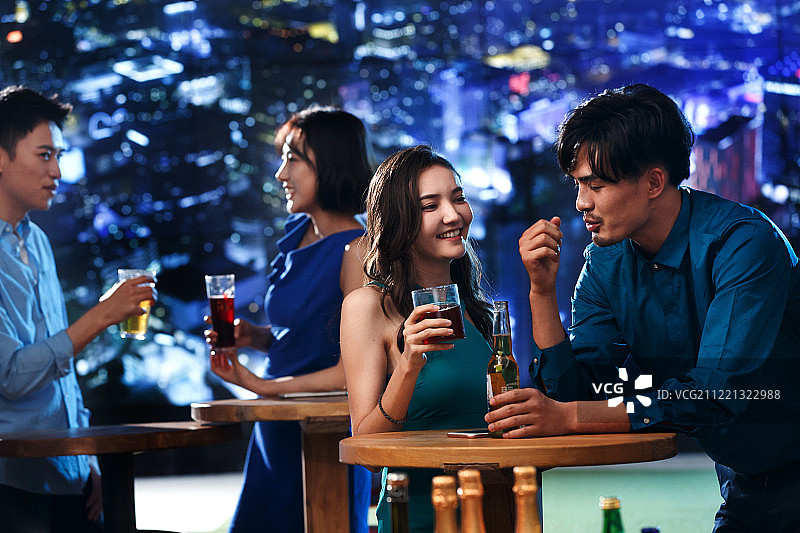 快乐的青年人在酒吧喝酒图片素材