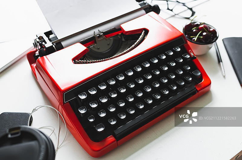 亮红色老式打字机的工作场所图片素材