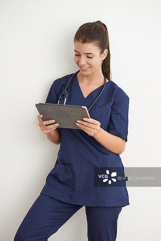 年轻的女医生拿着一台平板电脑图片素材