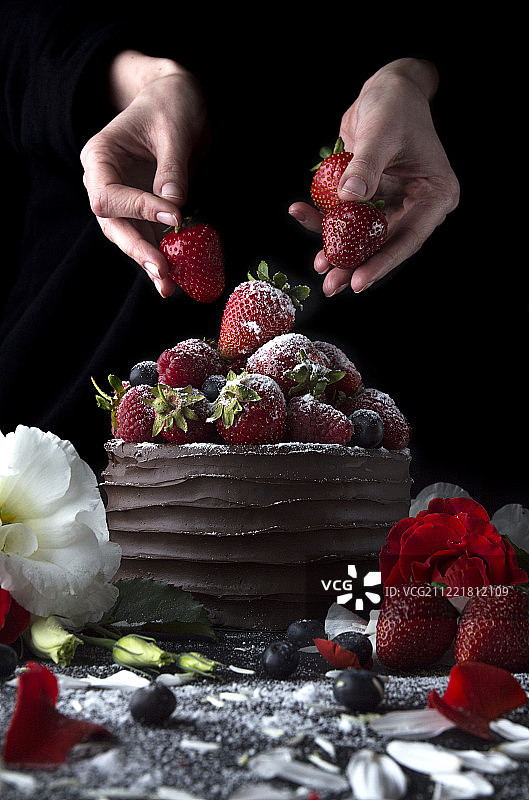 用草莓和鲜花装饰的巧克力蛋糕图片素材