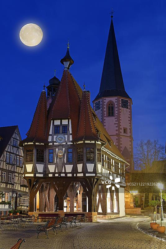 Michelstadt市政厅，教堂塔和夜晚的满月，Michelstadt, Odenwald, Hesse，德国，欧洲图片素材