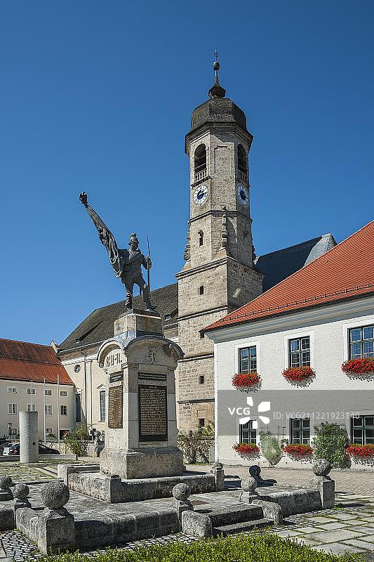 大教堂圣彼得和保罗与战争纪念碑，威斯尔，上巴伐利亚，德国，欧洲图片素材