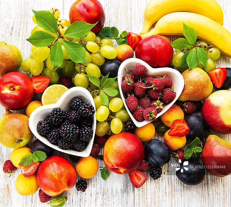 新鲜的夏季水果和浆果图片素材
