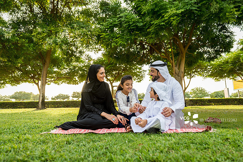 公园里的快乐阿拉伯家庭图片素材